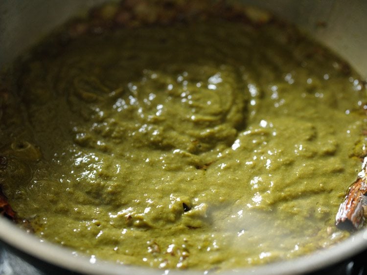 blended saag puree added to pan. 