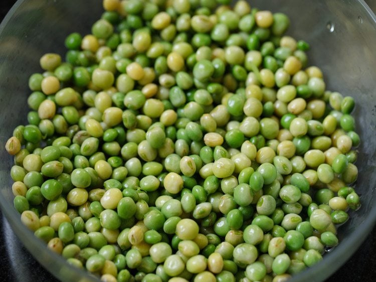 making Gujarati lilva kachori recipe