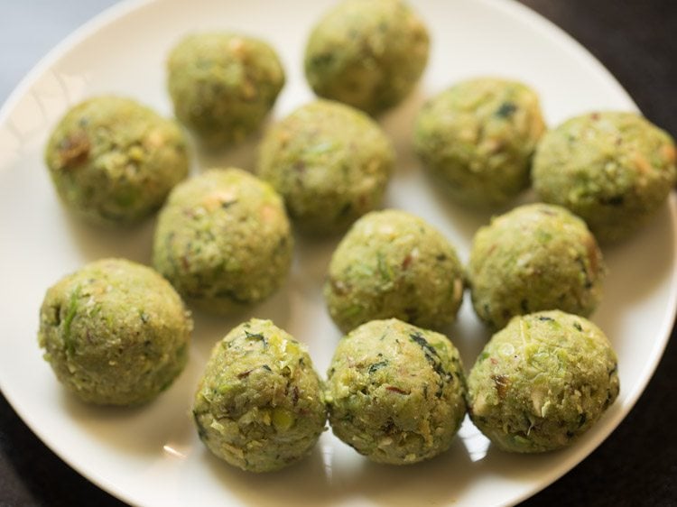 making Gujarati lilva kachori recipe