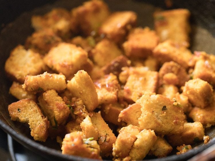 bread cubes mixed well with the onion-tomato masala. 