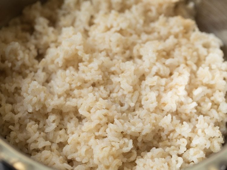 cooked rice placed on a plate and kept for cooling. 