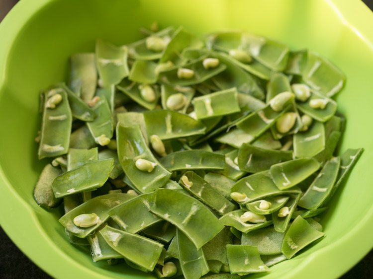 chopped valor papdi in a bowl. 