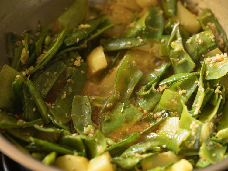 seasonings mixed well in the aloo sem ki sabji. 