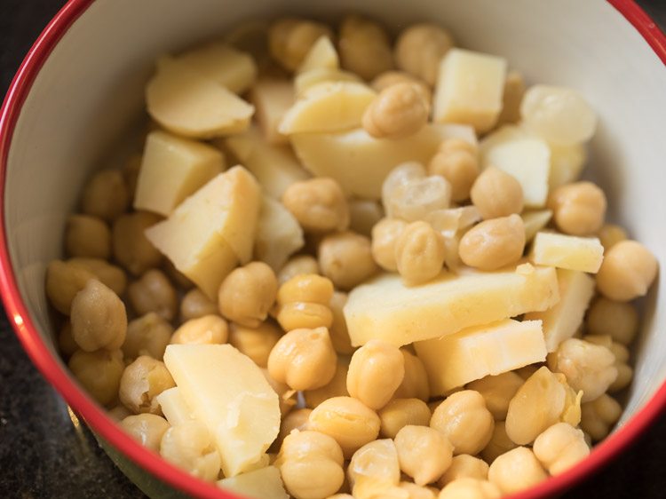 making aloo lachha tokri chaat recipe