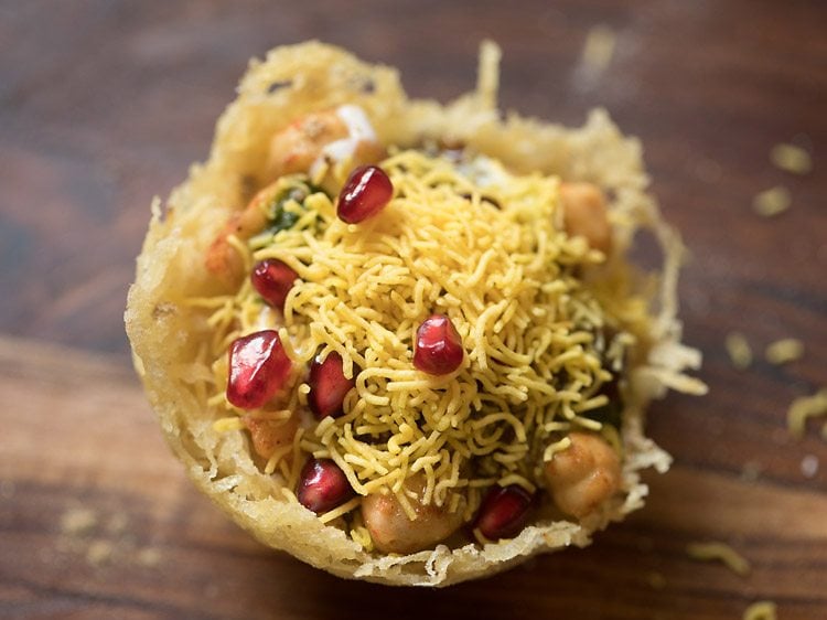 aloo katori chaat recipe, katori chaat recipe, aloo lachha tokri chaat recipe