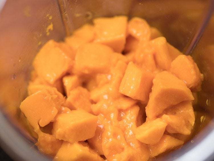 mangoes in a blender to make mango smoothie recipe