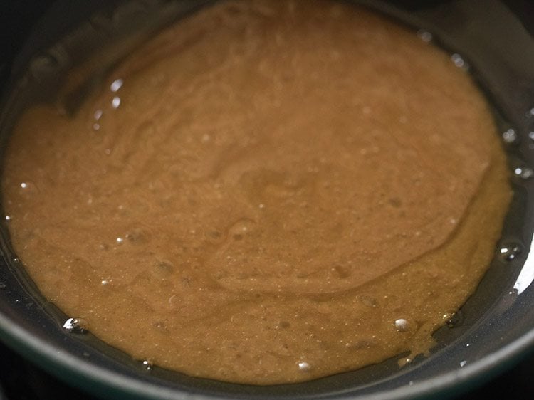 brown colored molten liquid in the pan