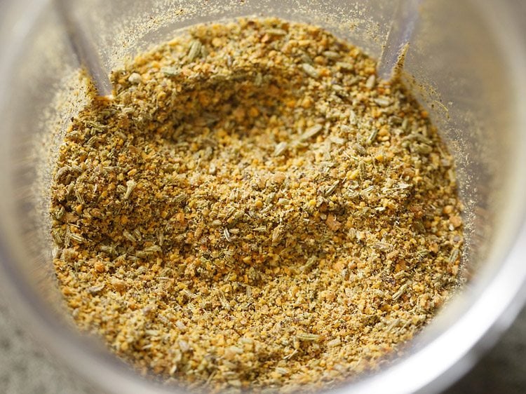 powdering spices coarsely 