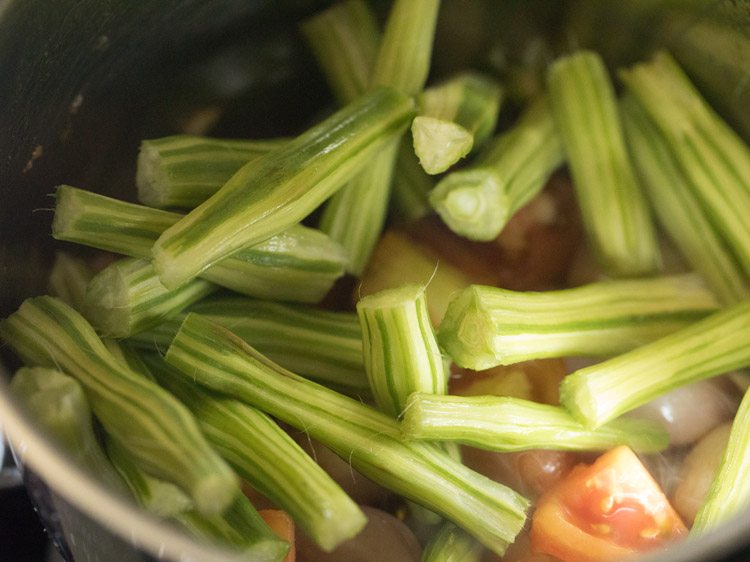 drumsticks, tomatoes, onions and oil