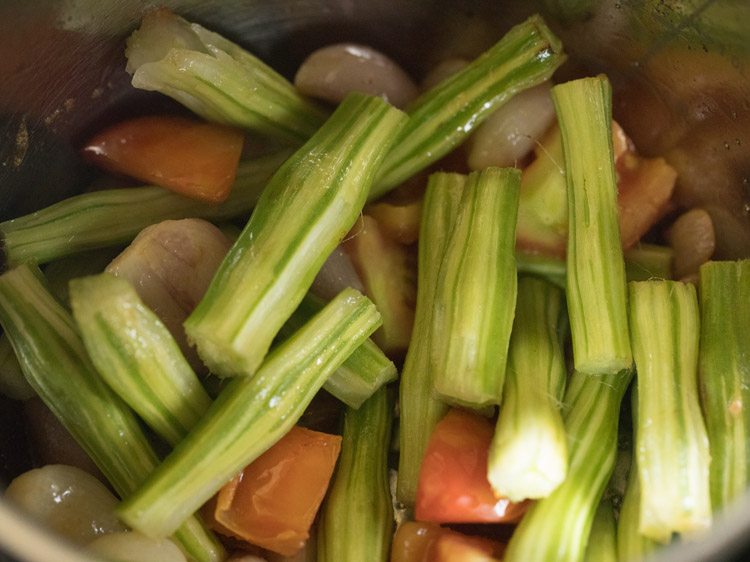 mixed drumsticks, tomatoes, onions and oil