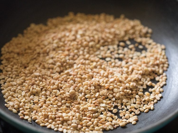 roasting urad dal