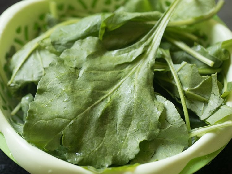 rinsing palak leaves