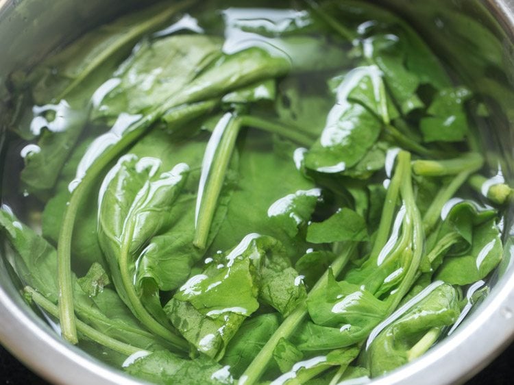 blanching spinach leaves