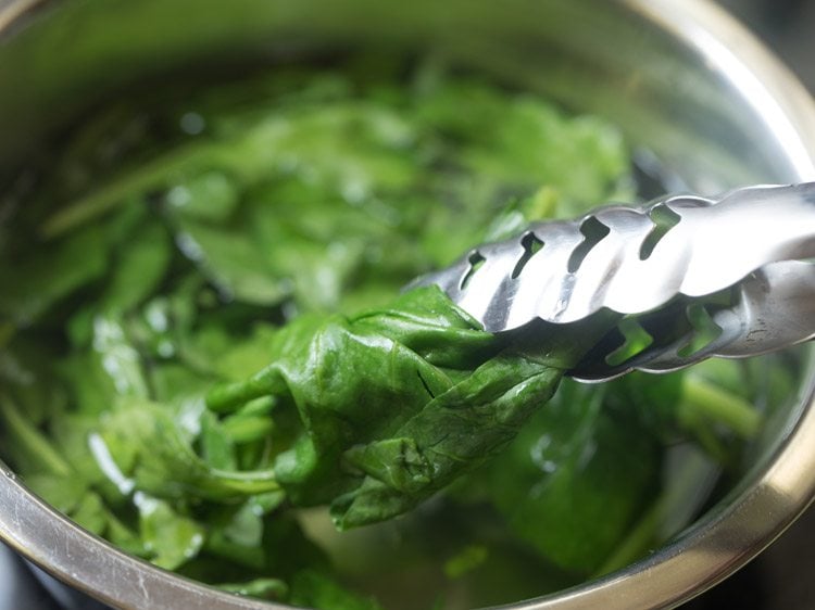 blanching spinach leaves