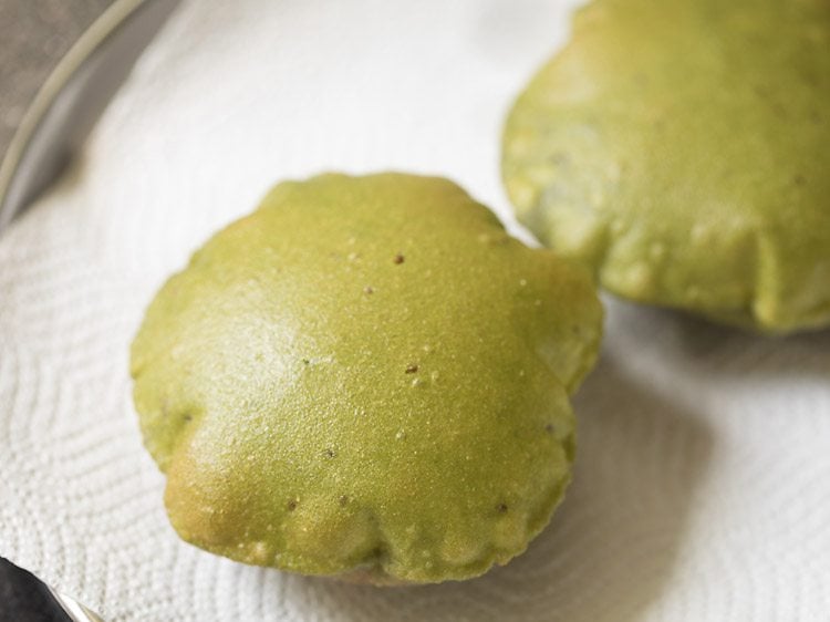 palak poori placed on kitchen paper towels