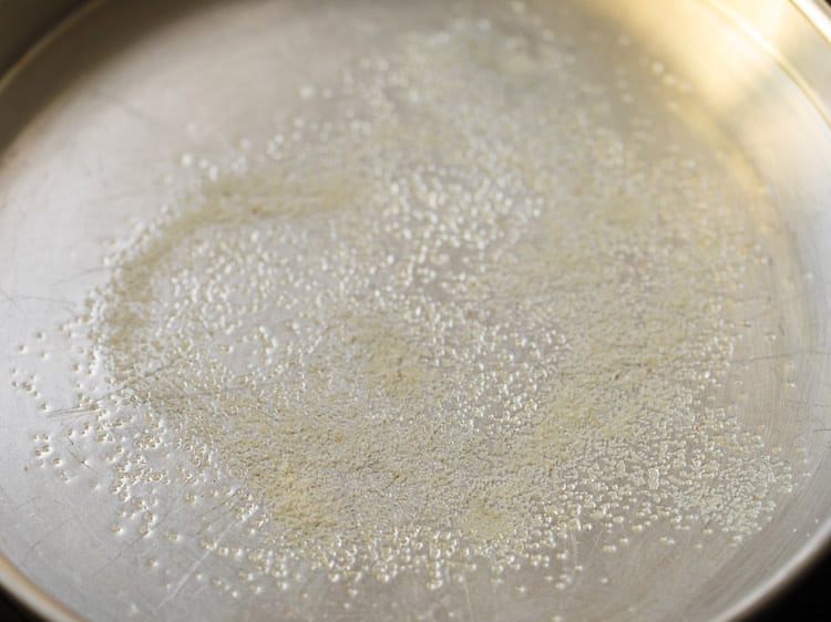 baking tray greased with olive oil and sprinkled with semolina. 