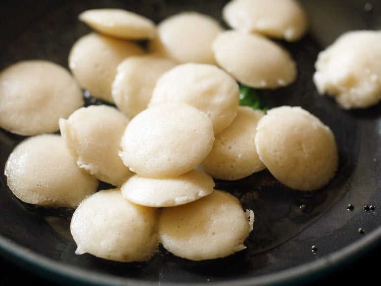 idli added to curry leaves mixture