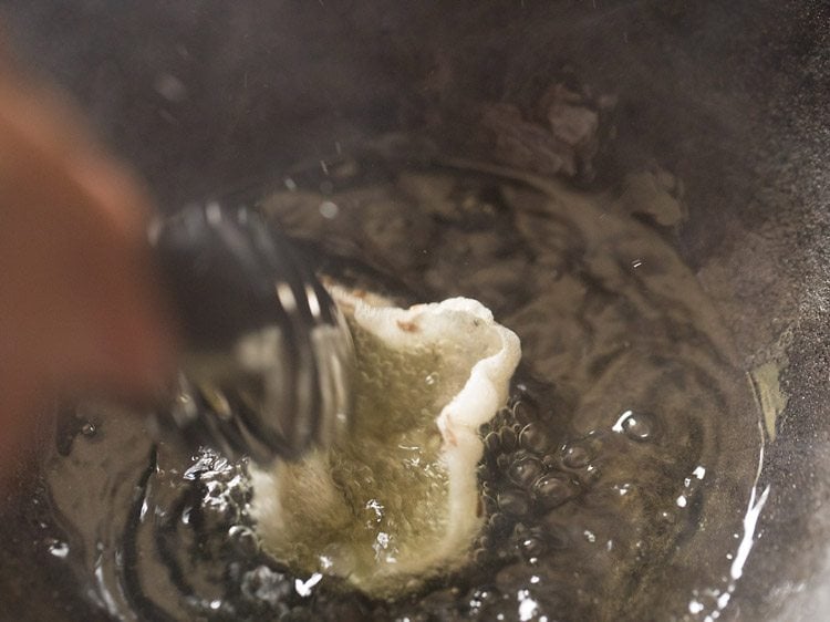 frying sabudana papad