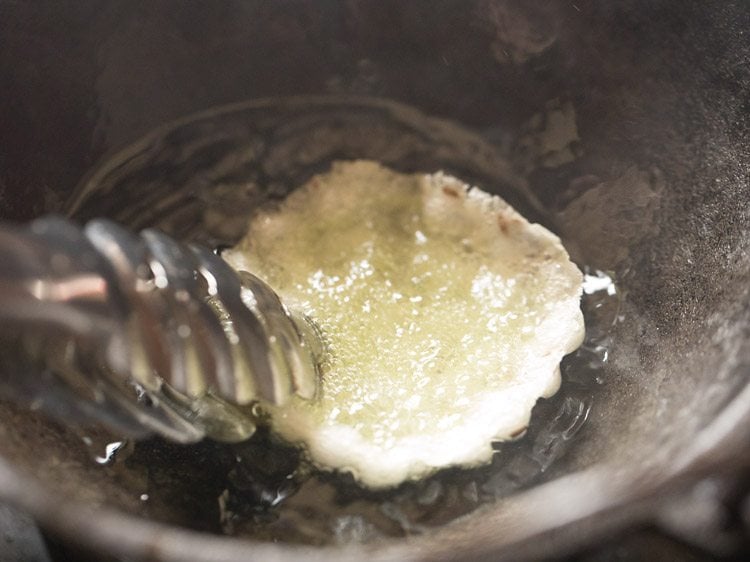 frying sabudana papad