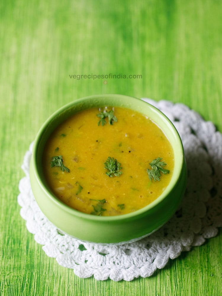 mamidikaya pappu garnished with coriander leaves and served in a bowl. 