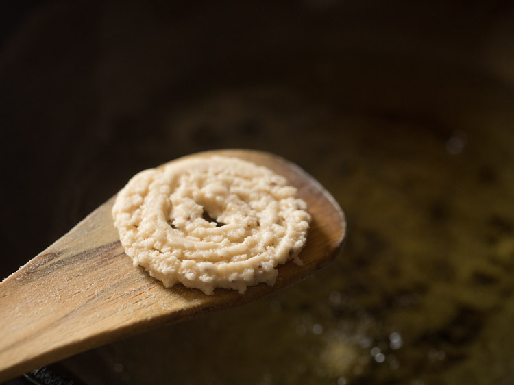 murukku neatly placed on wooden spatula.