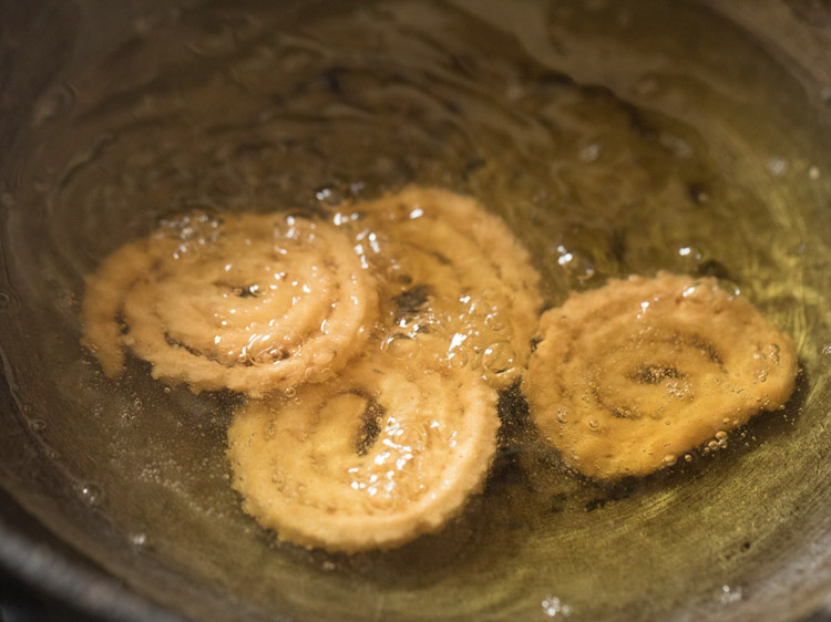 frying murukku till oil stops sizzling.