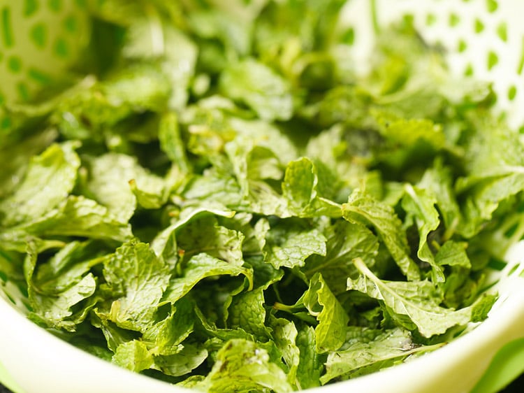 rinsed fresh mint leaves or pudina. 