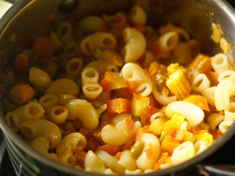 cooked macaroni and vegetables