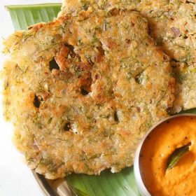 akki roti served on a plaintain leaf with capsicum chutney