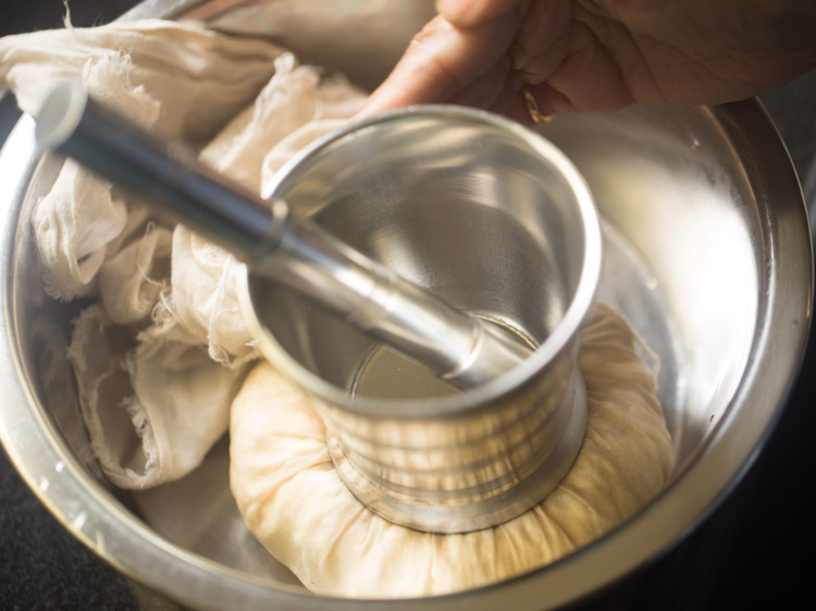 mortar pestle kept on the chenna in the muslin. 