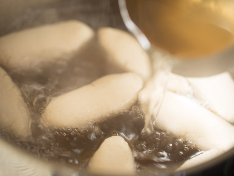 adding reserved sugar solution gently in the pan. 