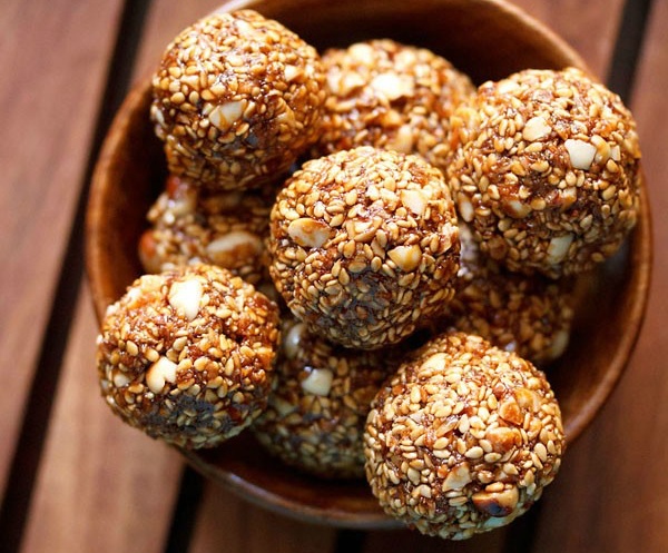 Til ke Laddu (Sesame Laddu) » Dassana's Veg Recipes