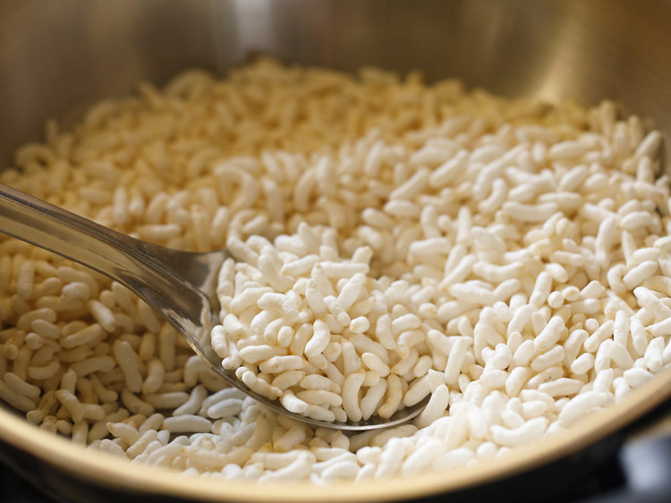 mixing puffed rice or mandakki with the coconut oil. 