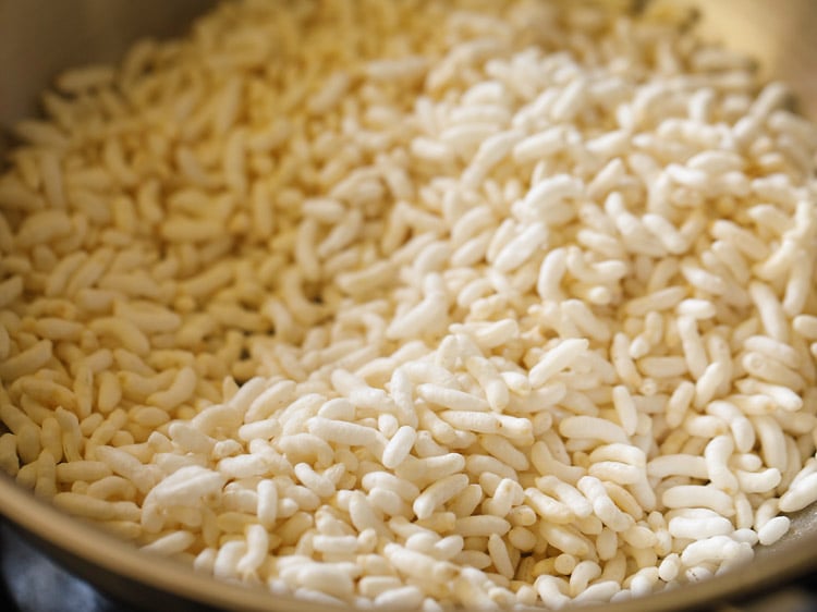 roasting puffed rice grains or mandakki. 