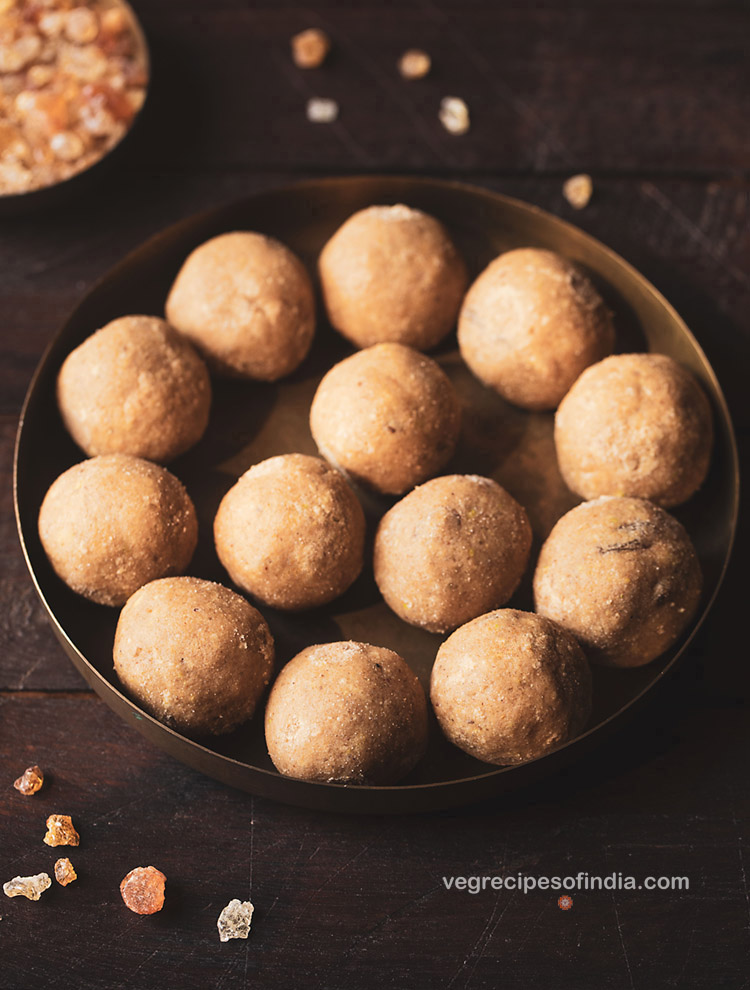 gond ke laddu served in a plate. 