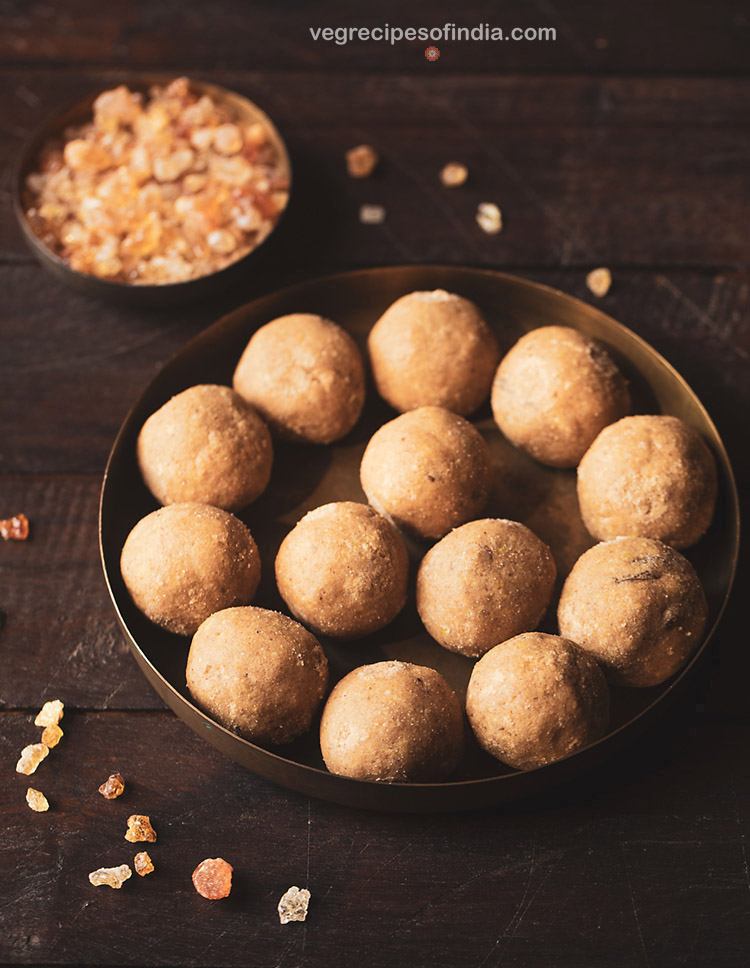 gond ke laddu served in a plate. 