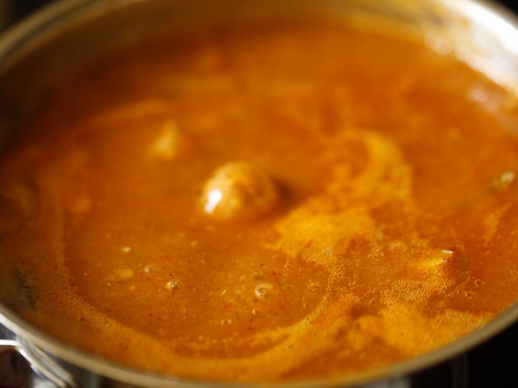đun nhỏ lửa idli sambar trong 6 đến 7 phút