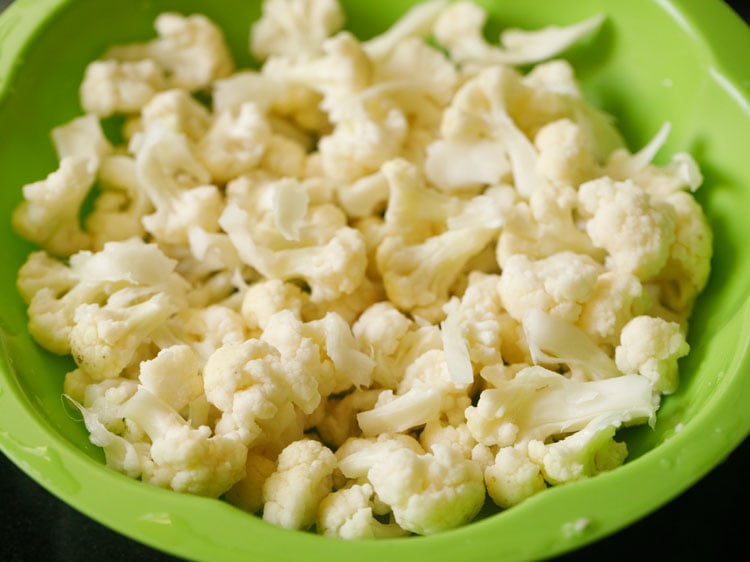 rinsed and chopped cauliflower in small florets