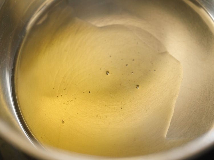 heating roasted sesame oil in a pan