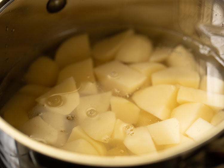 agua añadida en la sartén que contiene patatas