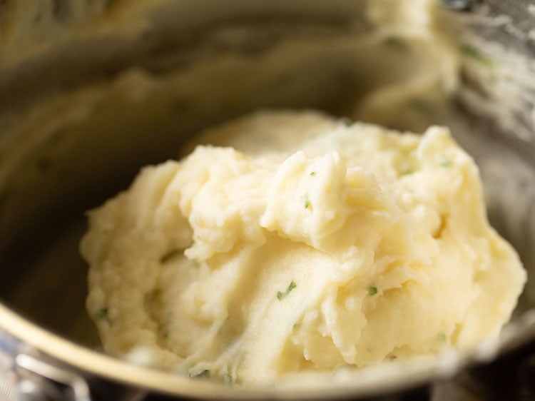 mashed potatoes ready to serve