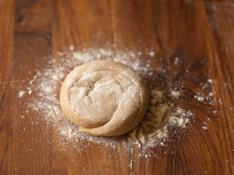 flour sprinkled on the rolled spiral stuffed dough.