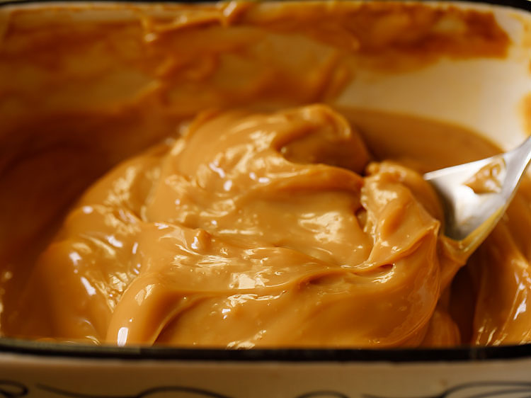 spoon in the pan with the freshly cooked dulce de leche.