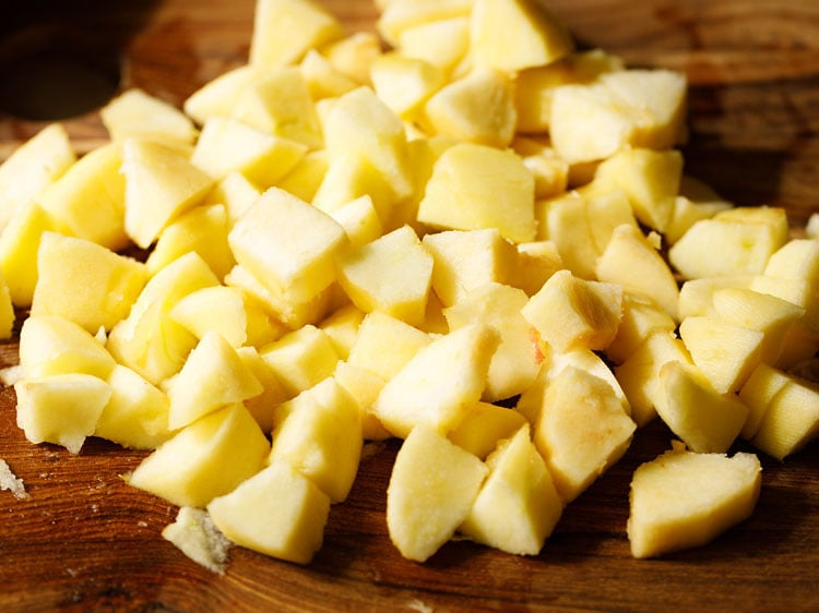 peeled, cored and chopped apples on the chopping board