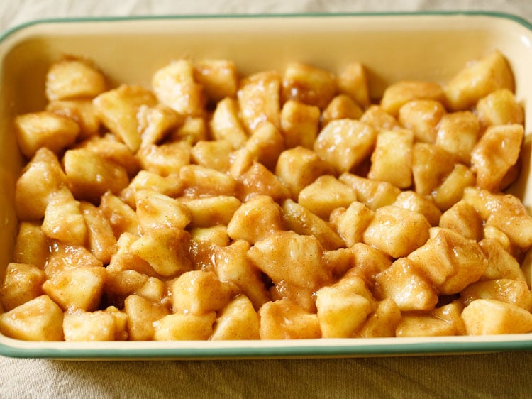 layering apples in the greased pan