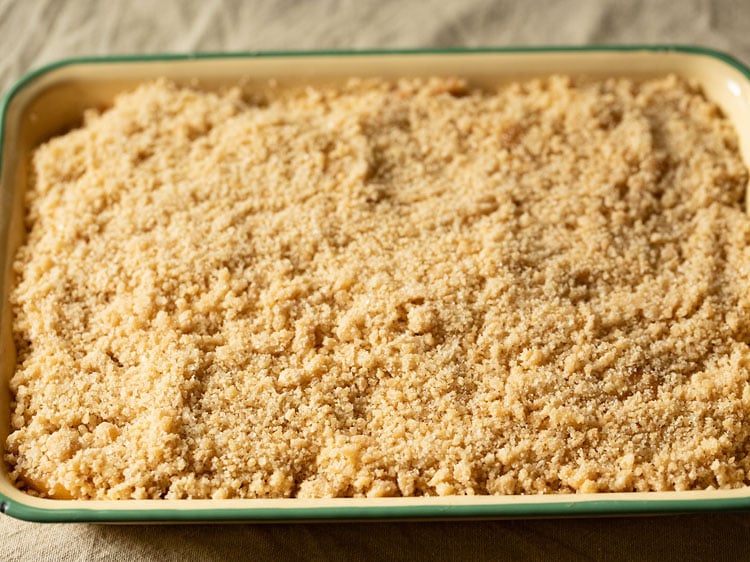 evenly layered streusel on the apple layer