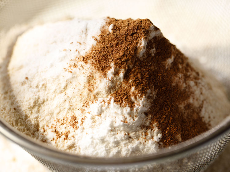 whole wheat flour, salt, cinnamon powder, baking soda and baking soda in a sieve. 