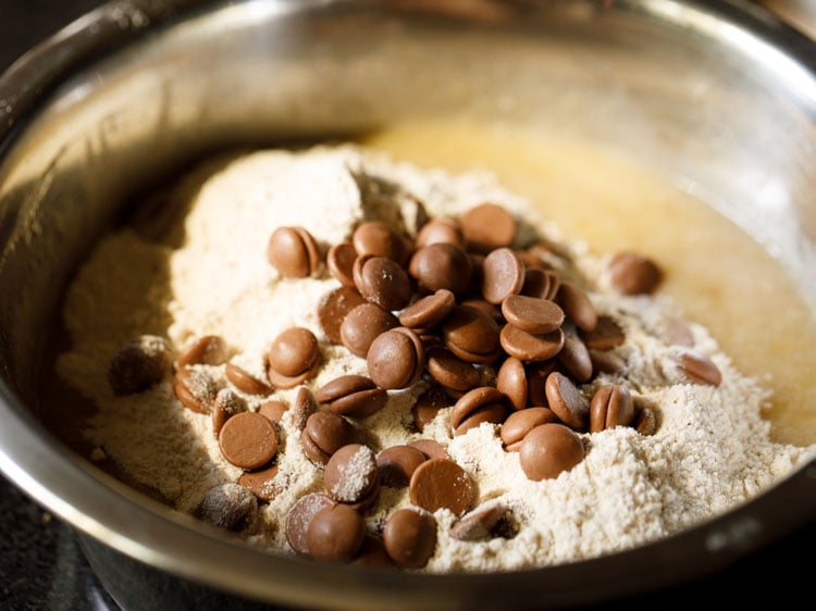 ingredientes secos tamizados, chispas de chocolate añadidas a la mezcla húmeda de plátano