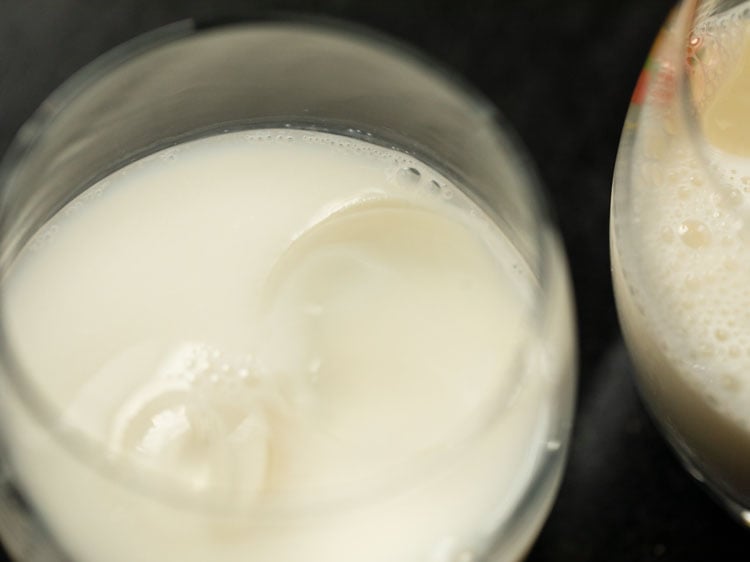 milk and ice cubes added in two serving glasses. 