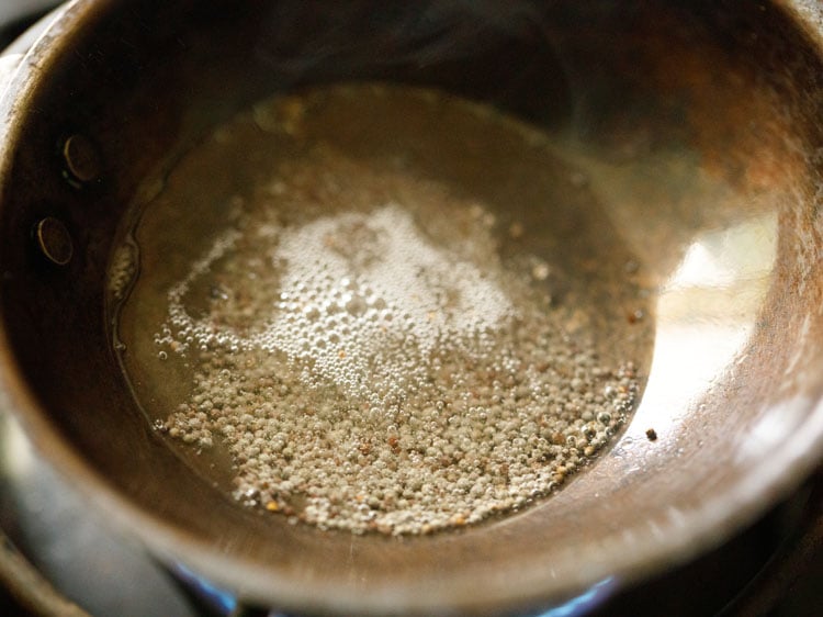 mustard seeds tempering in oil